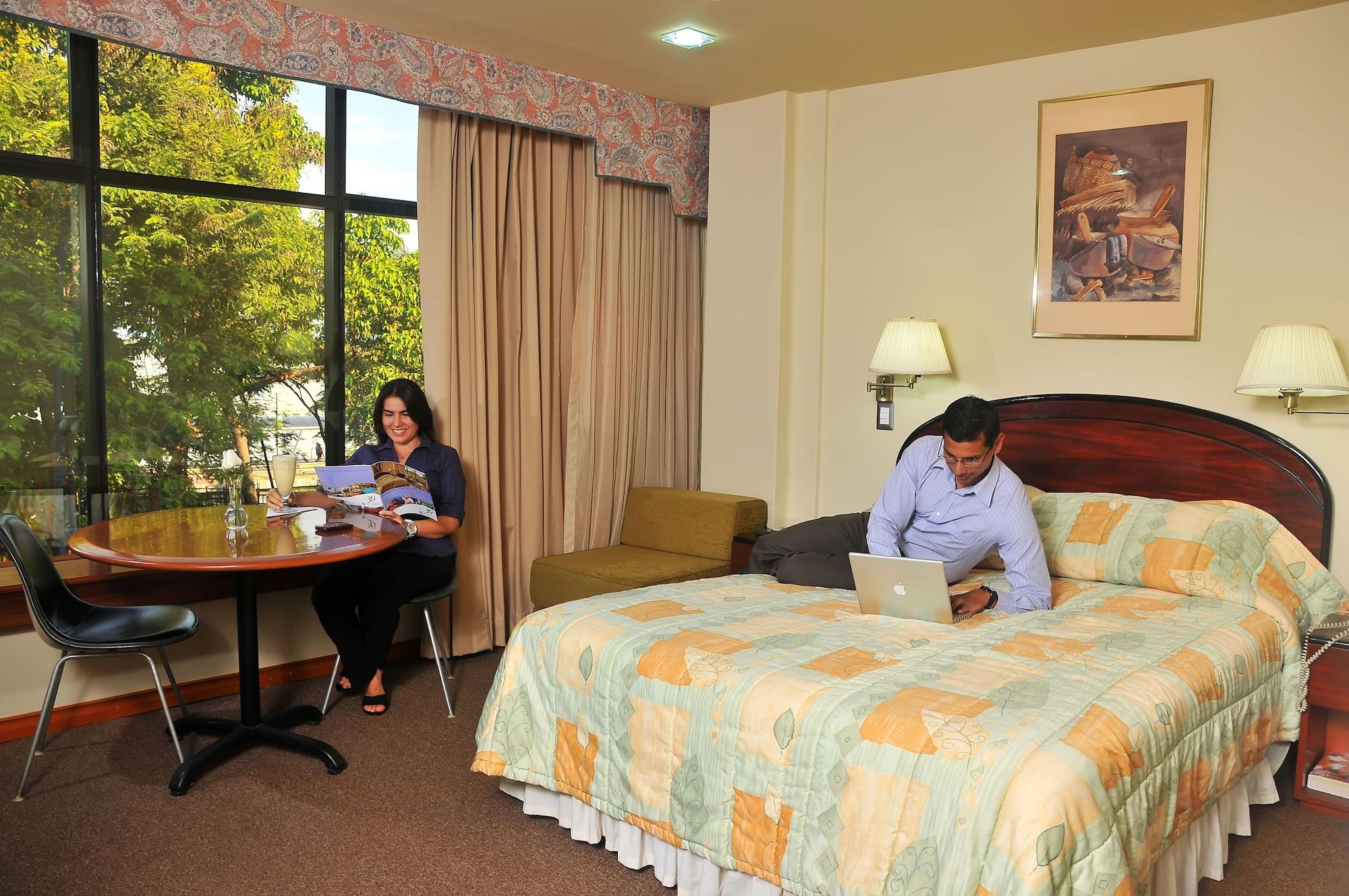 Hotel Ramada Guayaquil Esterno foto