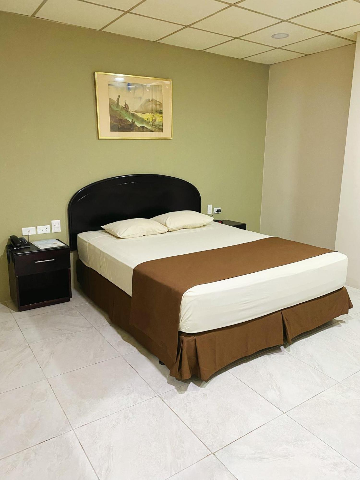 Hotel Ramada Guayaquil Esterno foto