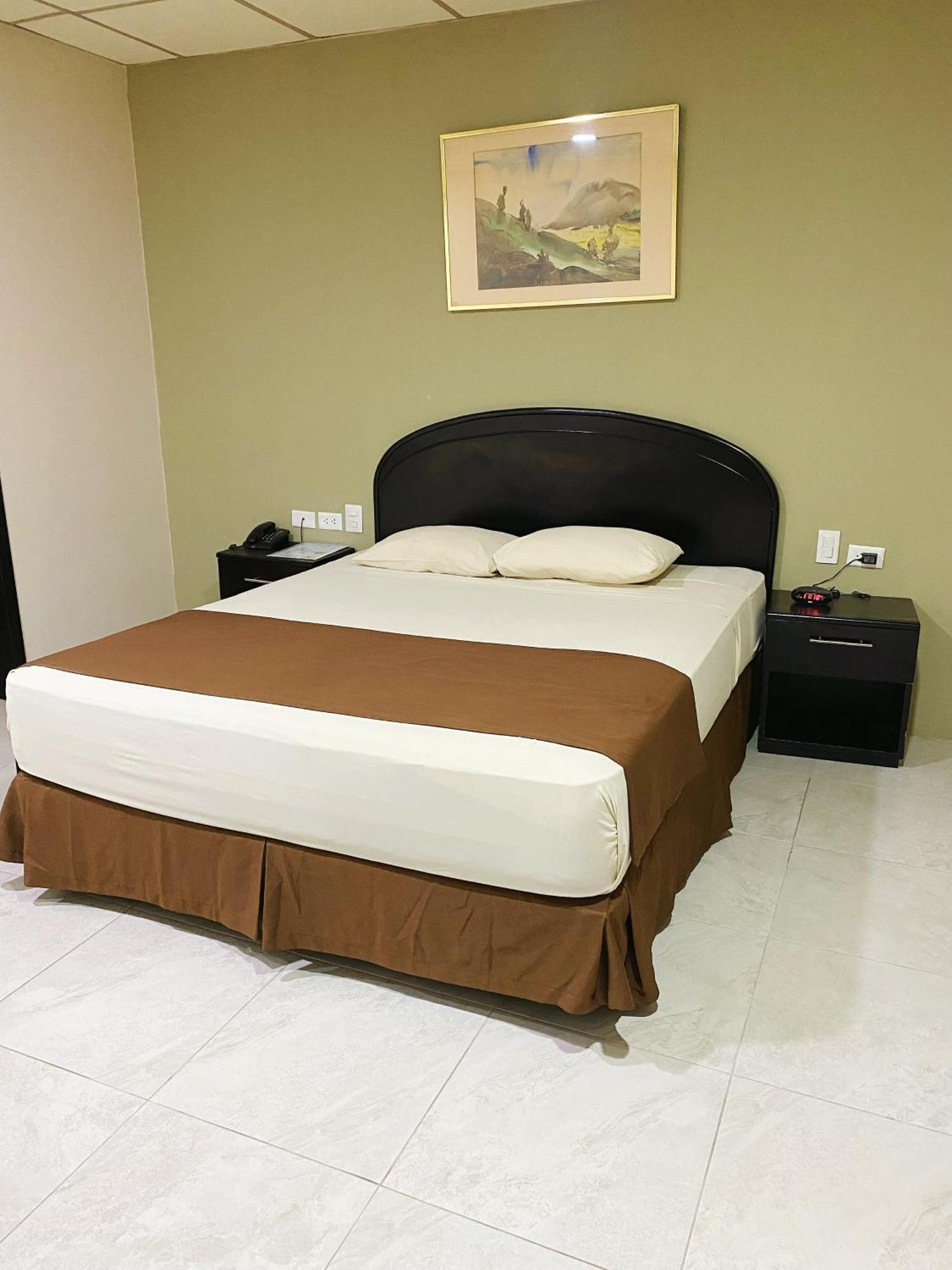 Hotel Ramada Guayaquil Esterno foto
