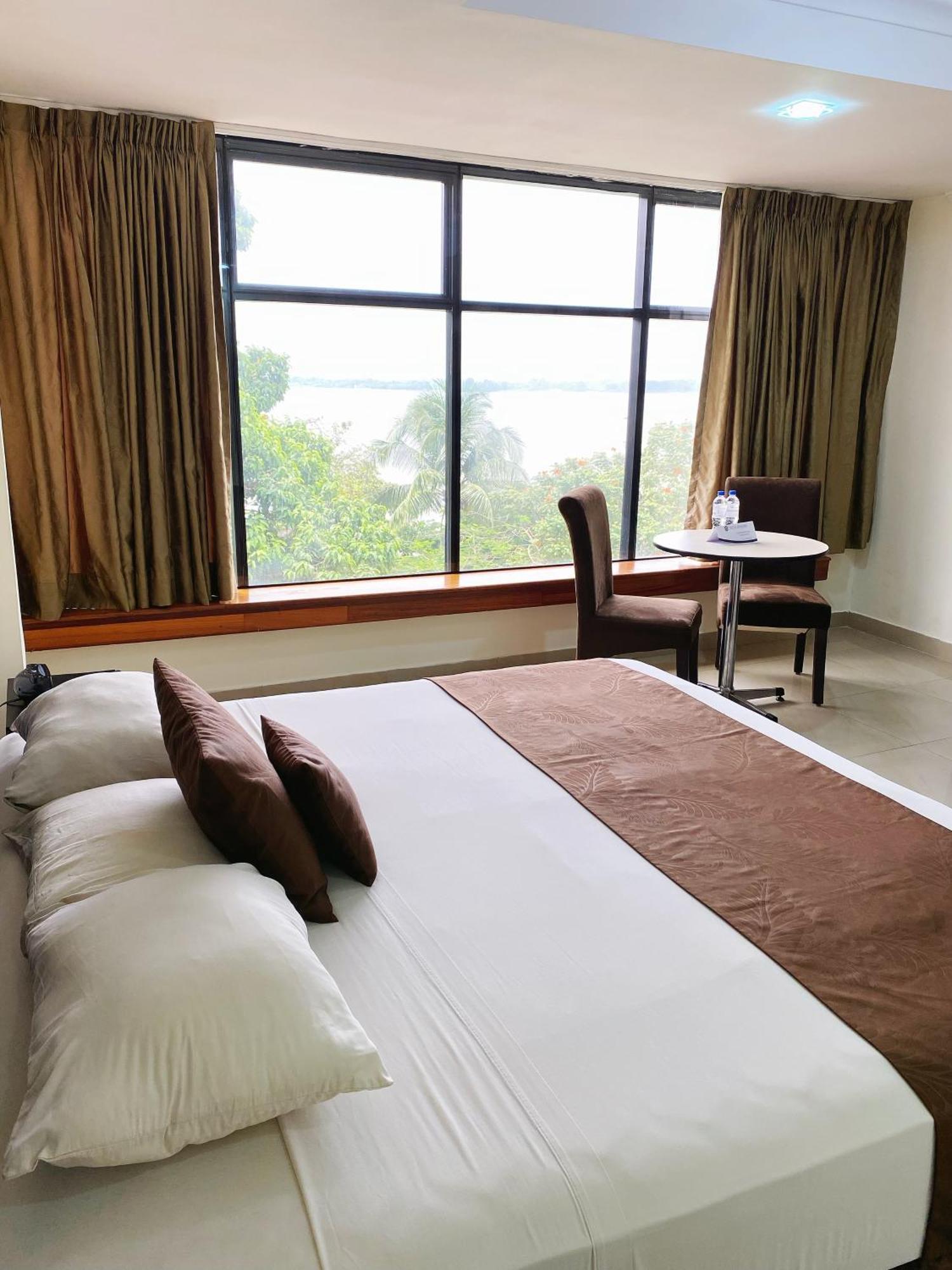 Hotel Ramada Guayaquil Esterno foto