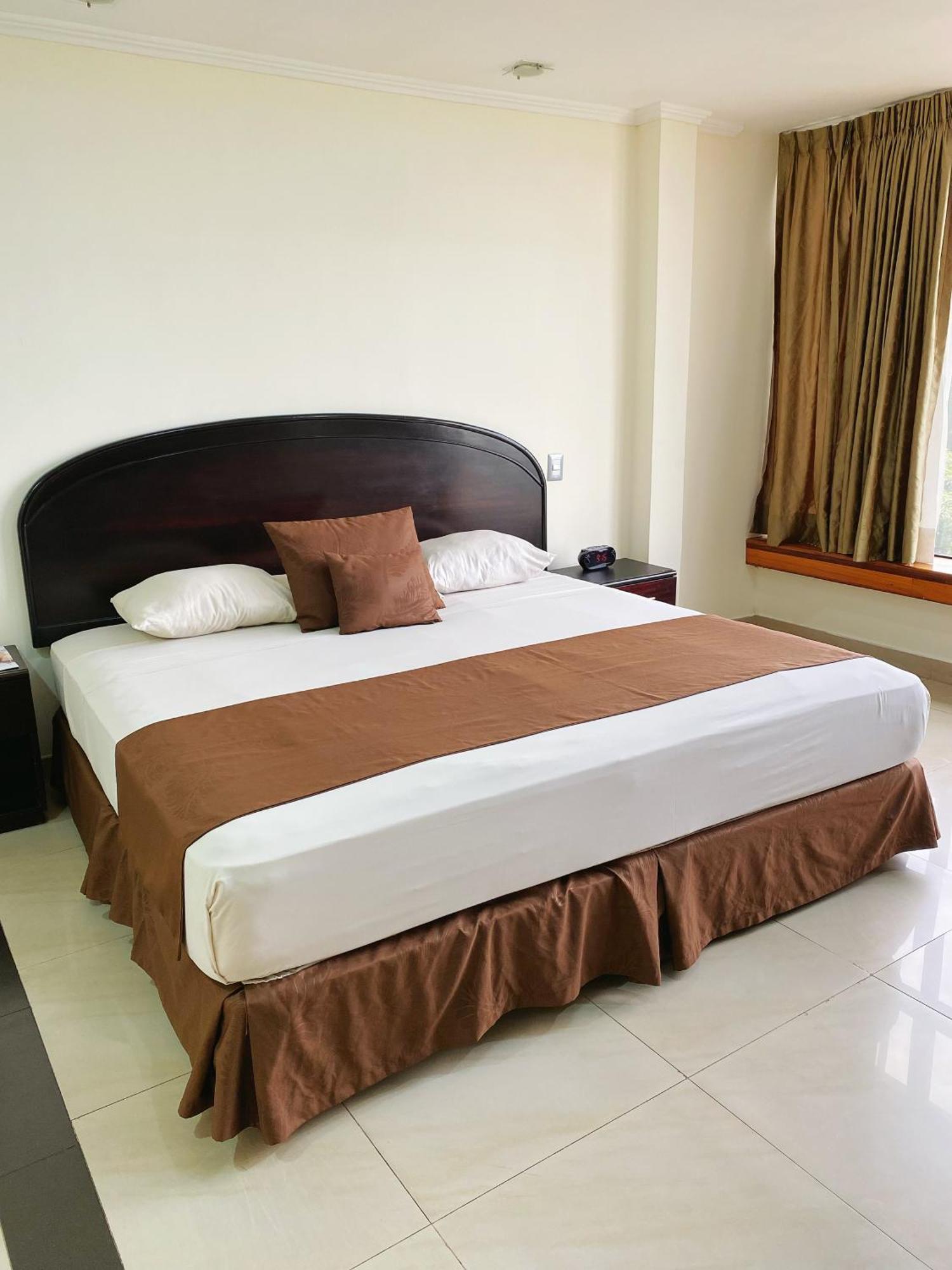 Hotel Ramada Guayaquil Esterno foto