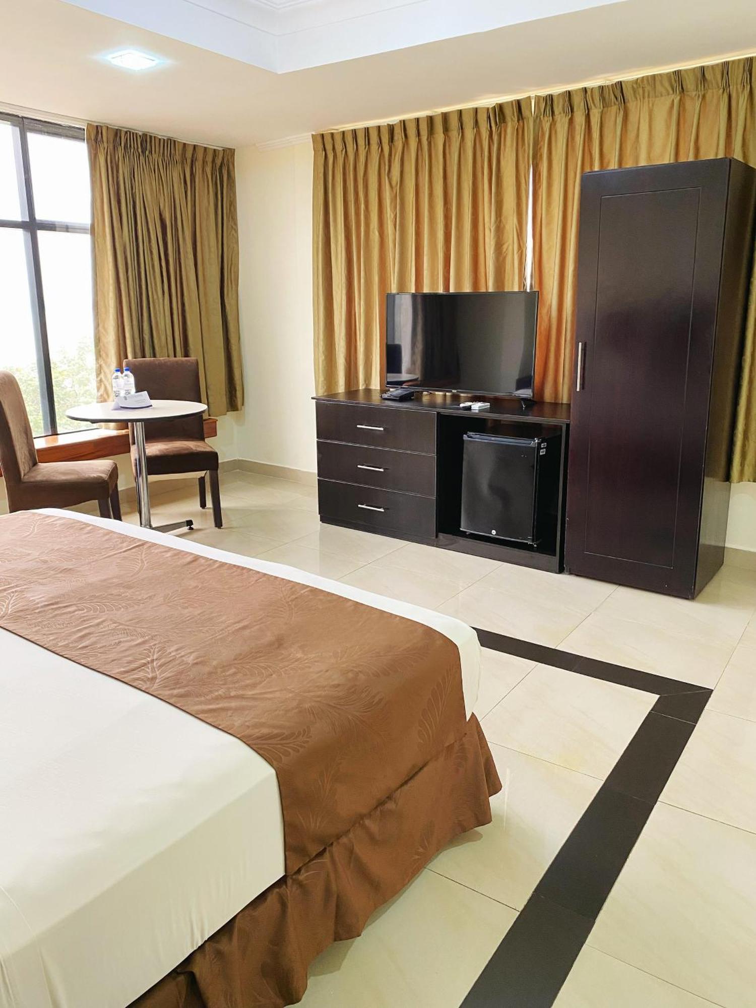 Hotel Ramada Guayaquil Esterno foto